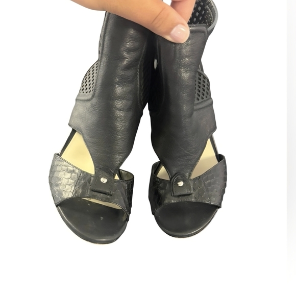 Dolce Vita Black Textured Leather Heels Zip Closure Women's US 7 EU 37 Shoes s - Picture 2 of 5